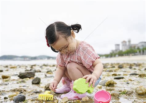 在海边捡石子的小孩高清图片下载-正版图片502217779-摄图网