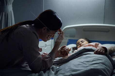 儿住院伤心的母亲形象高清图片下载-正版图片502380013-摄图网