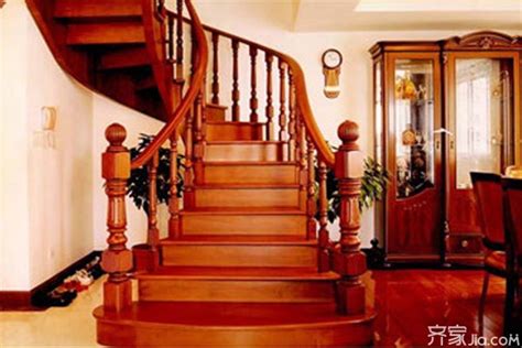 厂家定制橡胶木原木楼梯阁楼复式别墅实木楼梯定做 橡胶木整梯-阿里巴巴