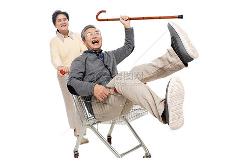 快乐老人推着坐在购物车里的老伴高清图片下载-正版图片507658552-摄图网