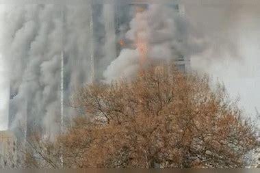 【河北】石家庄26层众鑫大厦整栋发生火灾 燃烧物不断从楼上掉落_大厦_燃烧物_火灾