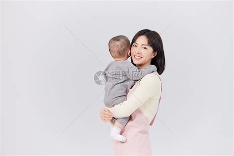 抱着小婴儿的月嫂形象高清图片下载-正版图片501728711-摄图网