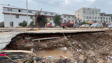 郑州最大降水地巩义米河镇，道路水深2米水流凶猛，洪水淹没屋顶_腾讯视频