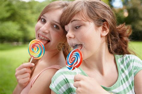 两个女孩一起吃棒棒糖高清图片下载-正版图片501437445-摄图网