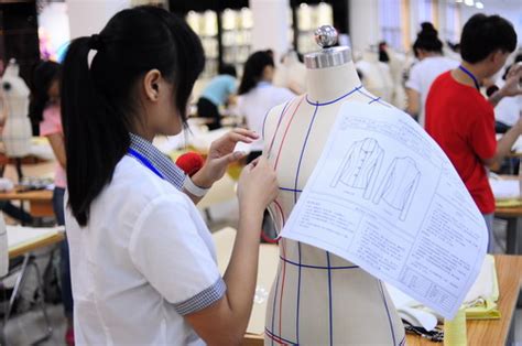 服装与服饰设计-湖南工艺美术职业学院