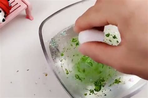 只用洗洁精做起泡胶的最简单方法 把起泡原胶倒入碗里起泡原胶作
