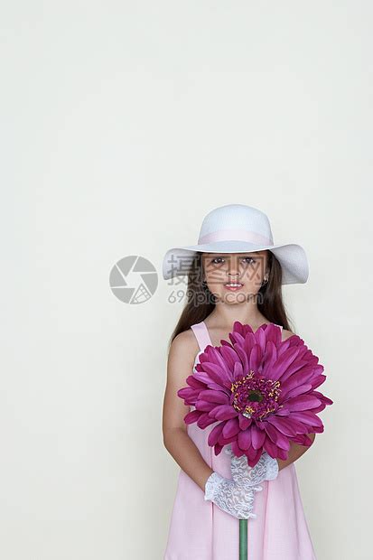 亚洲女孩拿着一朵大花高清图片下载-正版图片501478996-摄图网