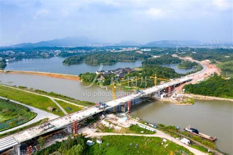 安徽铜陵：G236青通河大桥改建工程左幅主桥合龙-人民图片网