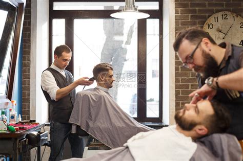 美容,发型人的男人理发师理发师与修剪头发理发店男人理发师沙龙剪头发高清图片下载-正版图片300419908-摄图网