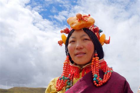 【青海】马背藏戏，盛装的高原美女 - 果洛藏族自治州游记攻略【同程旅游攻略】
