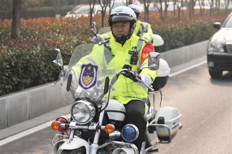 创文进行时，安阳市公安局副局长带头骑摩托上路巡逻纠处 - 河南一百度