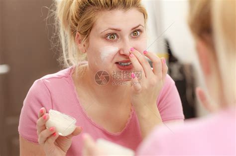 保湿护肤,化妆品,皮肤科女人用手指涂霜女人用手指涂霜高清图片下载-正版图片300887770-摄图网