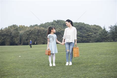 女儿和妈妈在草坪散步高清图片下载-正版图片501218690-摄图网