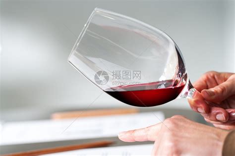 红葡萄酒近距离拍摄在桌子上在背景的高清图片下载-正版图片502817410-摄图网