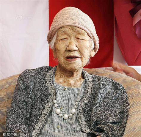 日本福冈市市长看望116岁世界最长寿老人 为其送鲜花和蛋糕_新浪图片