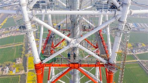 江苏泰州：世界最高输电铁塔电梯井筒安装达350米-人民图片网
