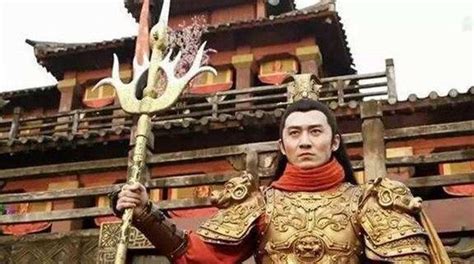 中国最传统兵器青铜戈 到底是镰刀还是斧头？_凤凰网