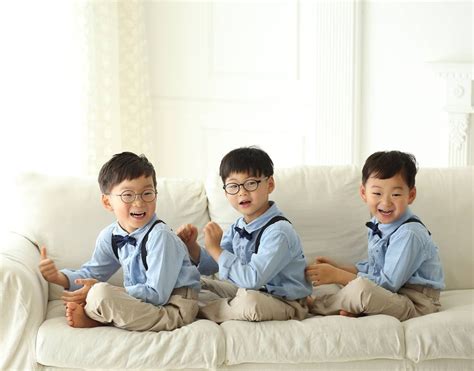 大韩民国三胞胎曝近况照 褪去婴儿肥变身小男子汉_手机凤凰网