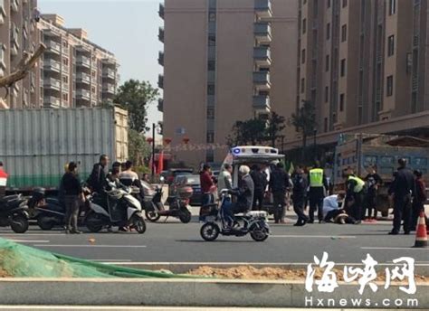 福州齐安路：女子骑电动车接小孩放学遭货车碾压 两人死亡_福州新闻_海峡网