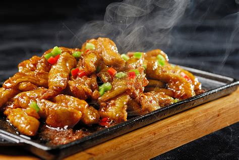 铁板烧日本厨师在餐厅烹饪和烧烤时高清图片下载-正版图片506534998-摄图网