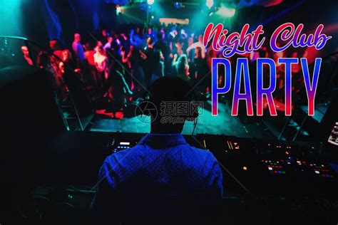 在DJ混合音乐和跳舞者模糊的双影带背景上登记夜总会高清图片下载-正版图片503799209-摄图网