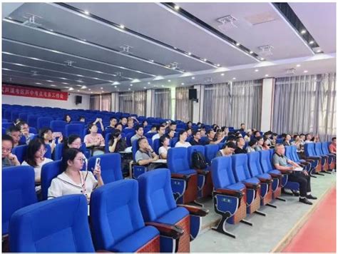 接下来的培训会由萍乡市地理教研员沈海林主持，他向大家介绍了此次培训的专家甘忠银老师。