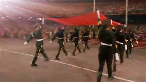 北京奥运会开幕升旗仪式，中国军人护旗出场时全场都沸腾了