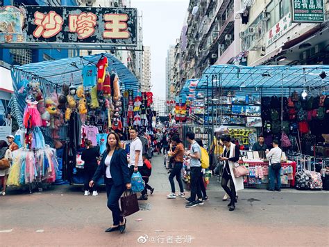 五一节的香港旺角，感觉除了人就是招牌，主要是内地游客最多。