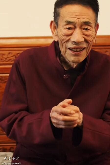 杨少华在家庆90岁大寿，仅摆两盘饺子桌旁都是药，和儿子拒绝外出