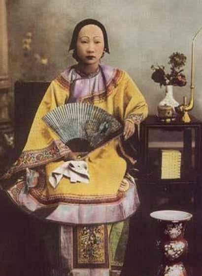 1890年代 裹小脚的汉族女子组照-天下老照片网
