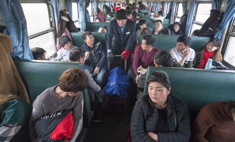 内蒙古日报数字报-90后列车员的春运
