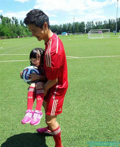 高清图：田亮带女儿踢球助阵世界杯 森碟耍无赖_体育频道_荆楚网