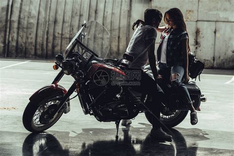 男朋友拥抱女友坐在旧式摩托车附近高清图片下载-正版图片503608650-摄图网