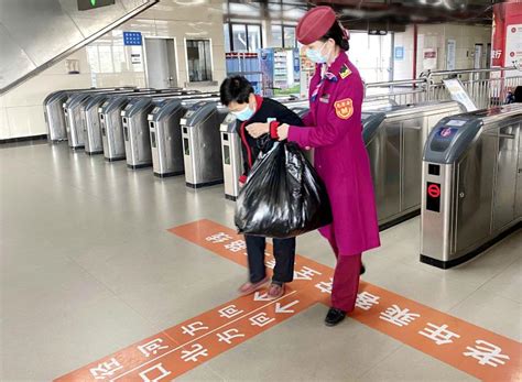 首次乘坐成渝“复兴号” 78岁老人为中国高铁发展点赞_凤凰网视频_凤凰网