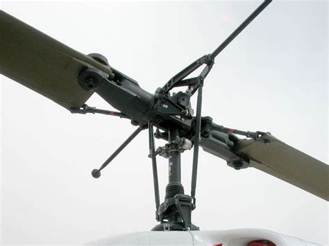 直升机尾翼螺旋桨为什么是竖直的而不是水平的？如何实现顺时针或逆时针推动机身的呢？ - 知乎
