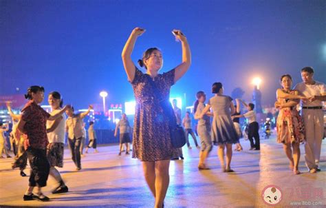 跳舞的快乐难以想象！益阳62岁退休职工带领大学生们跳广场舞 - 益阳对外宣传官方网站