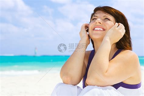 在海滩上快乐的女人旅行福利蓝色娱乐晴天冥想天堂活力海岸天空高清图片下载-正版图片321382720-摄图网