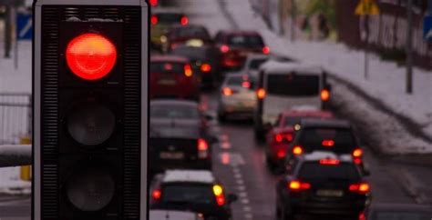 绿灯突然变红灯，在路中间停下，会扣分罚款吗？