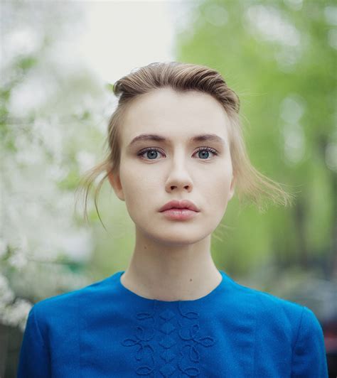 美丽的金发俄罗斯女人在城市的背景照片摄影图片_ID:303391385-Veer图库