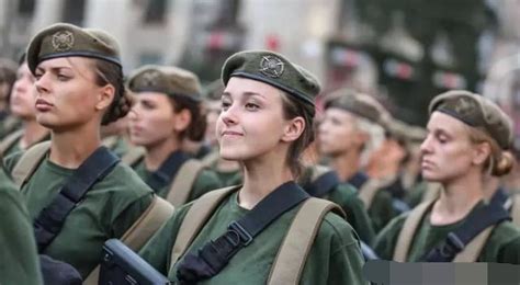 俄国防部：1026名乌军投降 162名军官 47名女兵 伤兵全部送医！_凤凰网视频_凤凰网