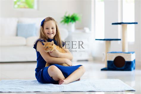孩子在家里和猫玩。孩子和宠物。照片摄影图片_ID:378395547-Veer图库