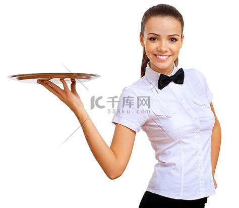 年轻女服务员端着空托盘的画像高清摄影大图-千库网