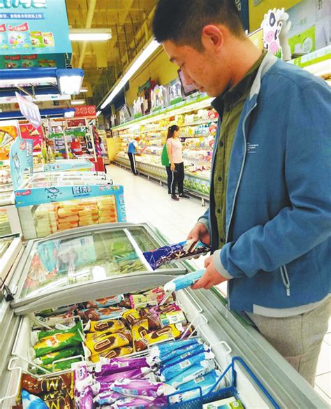 探访超市冷藏食品贮存情况：不少小超市为省钱常温卖_手机新浪网