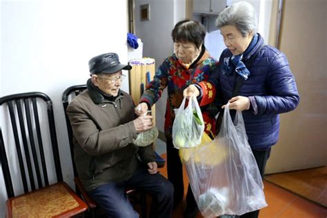 下雨天高龄老人买菜不方便？宁波白沙的党员们接力送菜上门_手机浙江网