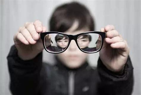 戴眼镜的小学生高清图片下载-正版图片501020566-摄图网