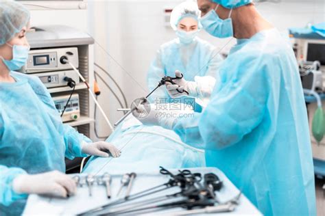 戴着无菌手套的医生将腹腔镜套管针连接到手术剪刀上的裁剪肖像高清图片下载-正版图片505638155-摄图网