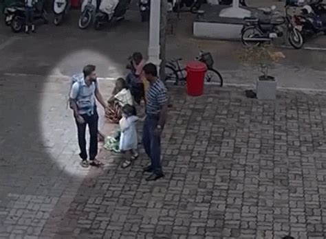 斯里兰卡教堂监控视频曝光：锁定疑似自杀式袭击者进入教堂画面