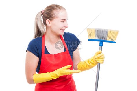 漂亮的女清洁女工展示她的扫把在白色高清图片下载-正版图片507396019-摄图网