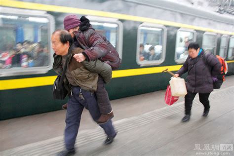 “铁路夫妻”春节与儿子在站台团圆15分钟-新闻中心-南海网