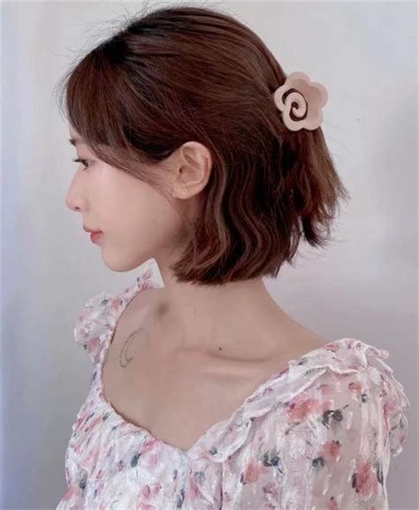 温柔约会短发女生头像